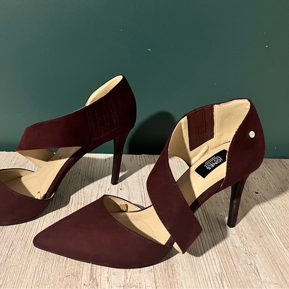 Beautiful Rich Burgundy Jones New York suede heels. 9 - Picture 2 of 4
